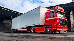 20251019-Tom-Holding-00595